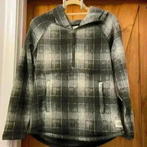 Woman’s The North Face Quarter Zip Printed Crecent Pullover Hoodie-Small